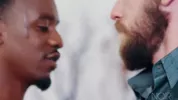 Quente e duro no trabalho — Filme gay interracial