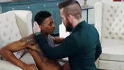 Quente e duro no trabalho — Filme gay interracial
