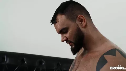 Kleine Schlampe hart drangenommen