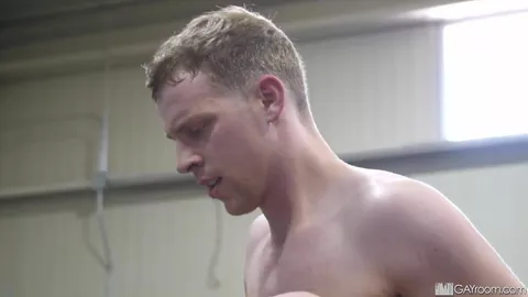 Chaud bouillant à la salle de musculation