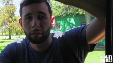 Homme poilu au torse saillant baisé dans la baignoire