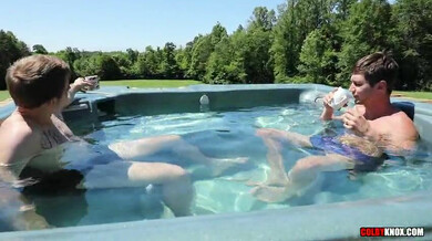 Je dégomme le cul de mon pote dans ma piscine