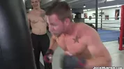 Leçon de MMA vire au plan sexe — octogone sexuel
