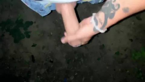 Joven caliente se pajea al lado del camping