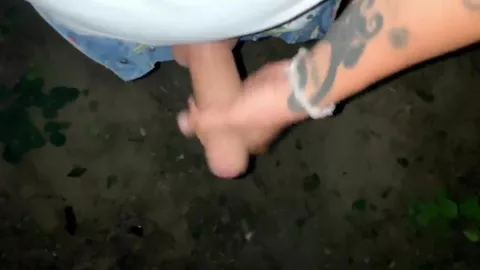 Geiler JH wichst neben dem Zeltplatz