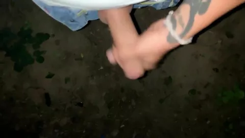 Joven caliente se pajea al lado del camping