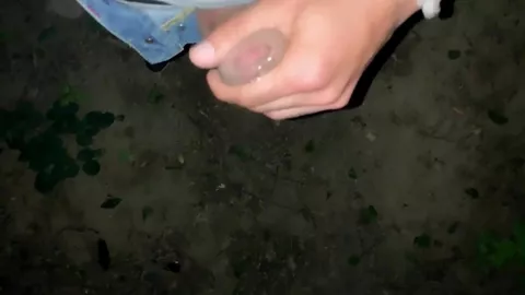 Geiler JH wichst neben dem Zeltplatz