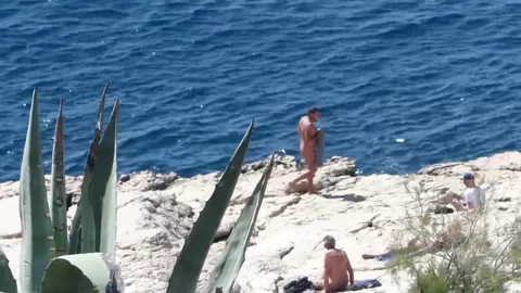 Exhib in uno spot di cruising sul mare — doppia sborra