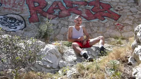 Exhib in uno spot di cruising sul mare — doppia sborra