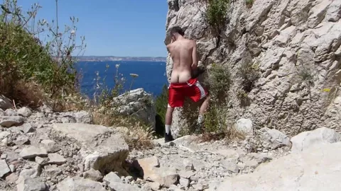 Exhib in uno spot di cruising sul mare — doppia sborra