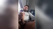 Bärtiger Hottie spritzt im Bus ab