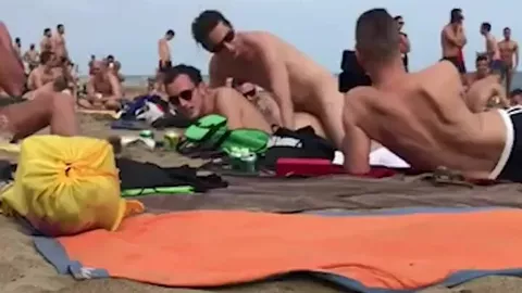 Exhibitionistisches Gay-Paar fickt am vollen Strand