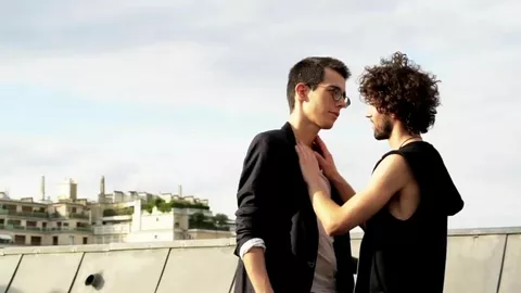 Sodo sui tetti di Parigi davanti alla Tour Eiffel