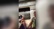 Tipo si masturba in metro