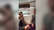 Tipo si masturba in metro