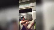 Tipo si masturba in metro