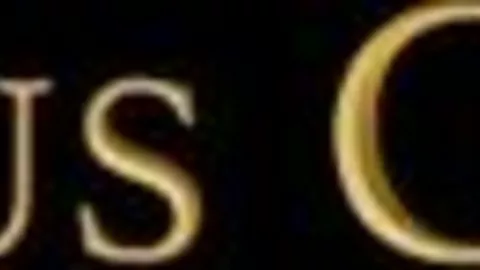 Très jeune gigolo se fait élargir l'anus par des hommes d'affaires lubriques