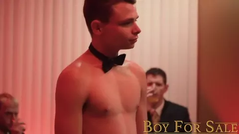 Très jeune gigolo se fait élargir l'anus par des hommes d'affaires lubriques