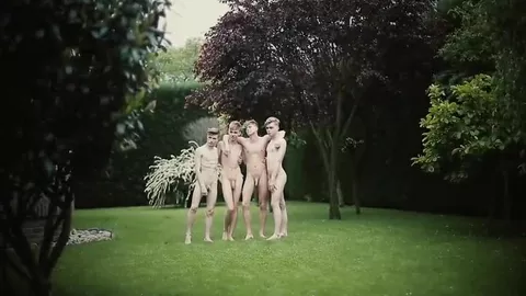 Jeunes gays débutants se baisent chacun leur tour