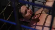 Hombre cautivo en jaula — fetish gay