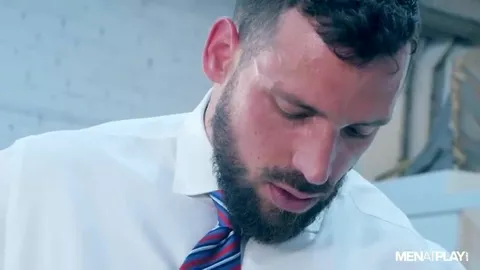 Enzo Rimenez essaie son costume de mariage puis perfore l'anus de son assistant Dario Beck