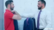 Enzo Rimenez probiert den Hochzeitsanzug und knallt Assistent Dario Beck