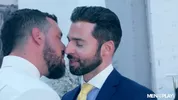 Enzo Rimenez probiert den Hochzeitsanzug und knallt Assistent Dario Beck