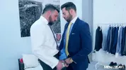 Enzo Rimenez probiert den Hochzeitsanzug und knallt Assistent Dario Beck