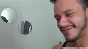 Guapo invita al colega para que también se la chupen