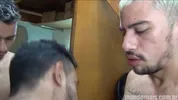 Guapo invita al colega para que también se la chupen