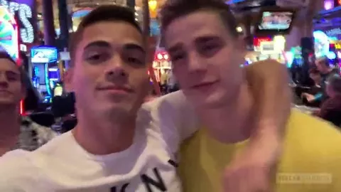 Doble penetración para todos o nada — Travis Stevens, Josh Brady & Ashton Summers
