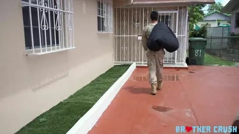 Mi hermano, de vuelta del ejército, me folló tras mi salida del clóset