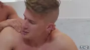 Surra gostosa na banheira de espuma – Jax & Jake Porter