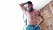 Canadien musclé teste une fuck machine (fleshlight)