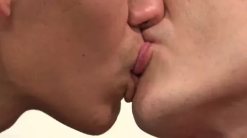 Cédric e Evan estão quentes demais para ver um DVD