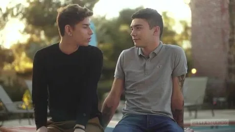 Ashtin Bates disfruta del culito apretado de Aiden Garcia – Bareback