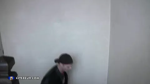 Un matón argelino recibe una mamada de un francés