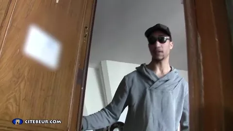 Un teppista algerino si fa succhiare da un francese