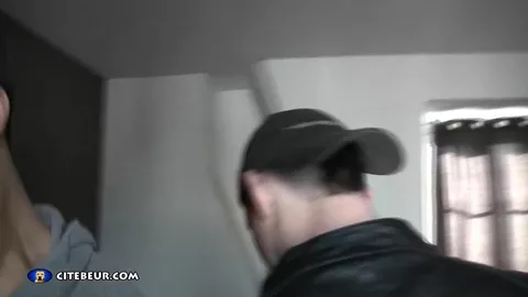 Ein algerischer Typ wird von einem Franzosen geblasen