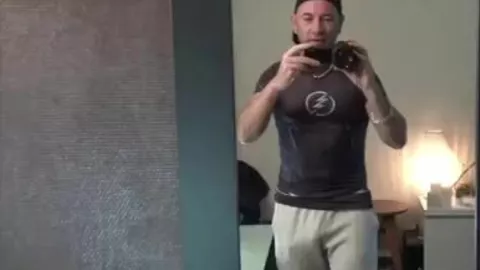 Juan Perez remplit de jus un beau gosse