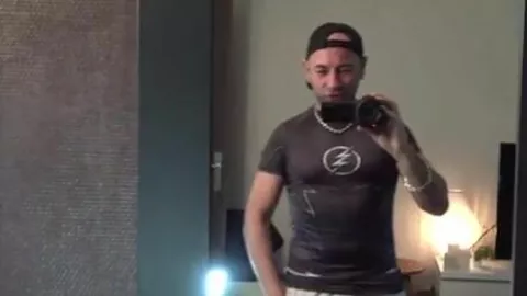 Juan Perez llena de leche a un guapo