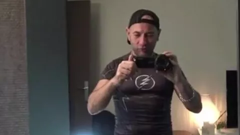 Juan Perez remplit de jus un beau gosse