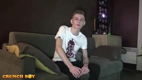 Juan Perez llena de leche a un guapo