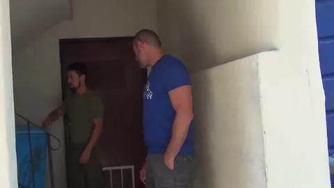 Homme mur sodomise son voisin