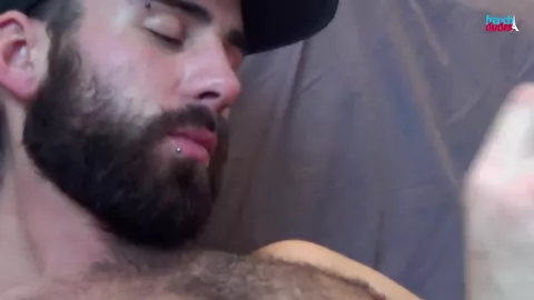 Un thug stile hipster scopa bareback un ragazzo