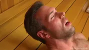 Alex Mecum testa plugs anais de todos os tamanhos na sauna