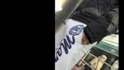 Grosso pacco di un tipo di strada ripreso in un quartiere malfamato