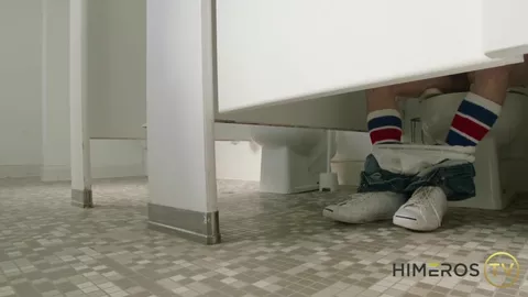 Giovane gay succhia un grosso cazzo nei gloryhole