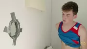 Joven gay mama una polla grande en los gloryholes