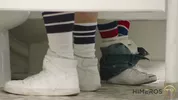 Joven gay mama una polla grande en los gloryholes